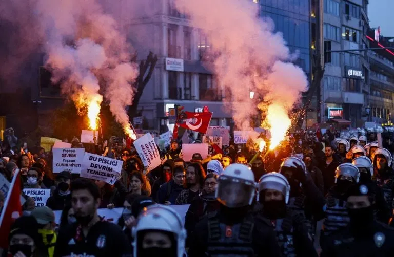 Türkiye’nin Demokrasi Sınavı: Susmak ya da Direnmek